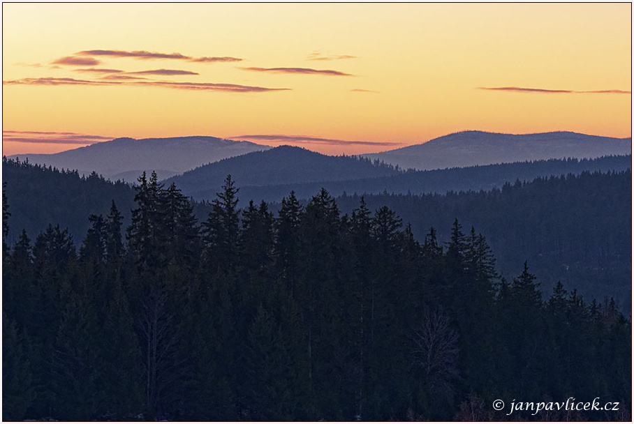 Alpská vyhlídka, Švajglova Lada ...uprostřed STRÁŽNÝ 1115 m n.m. na horizontu hřeben Hochstein-Třístoličník-Trojmezná...