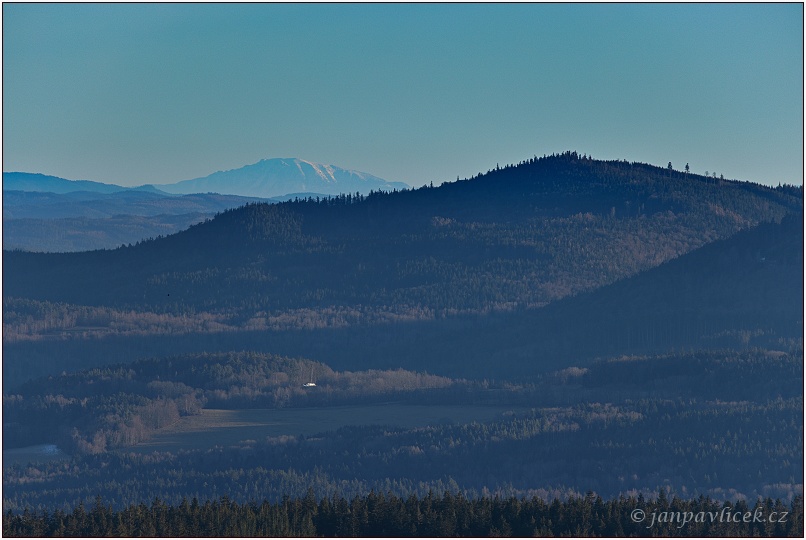 ALPY Z LIBÍNA (1093 m), VPRAVO  PLEŠNÝ  (1065 m)