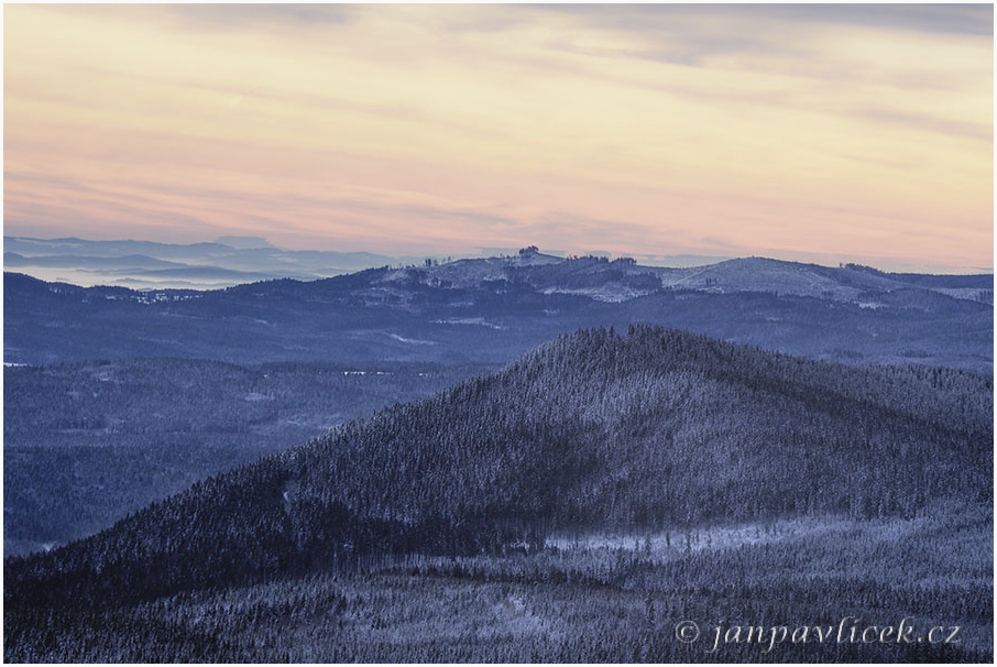 Boubin, 1362 m....JV pohled ....Bobík, 1264 m, za nim Knížeci stolec.1236 m 