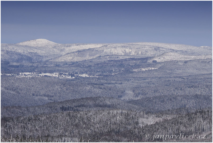 Boubin, 1362 m....JZ  pohled na Luzný, 1373 m