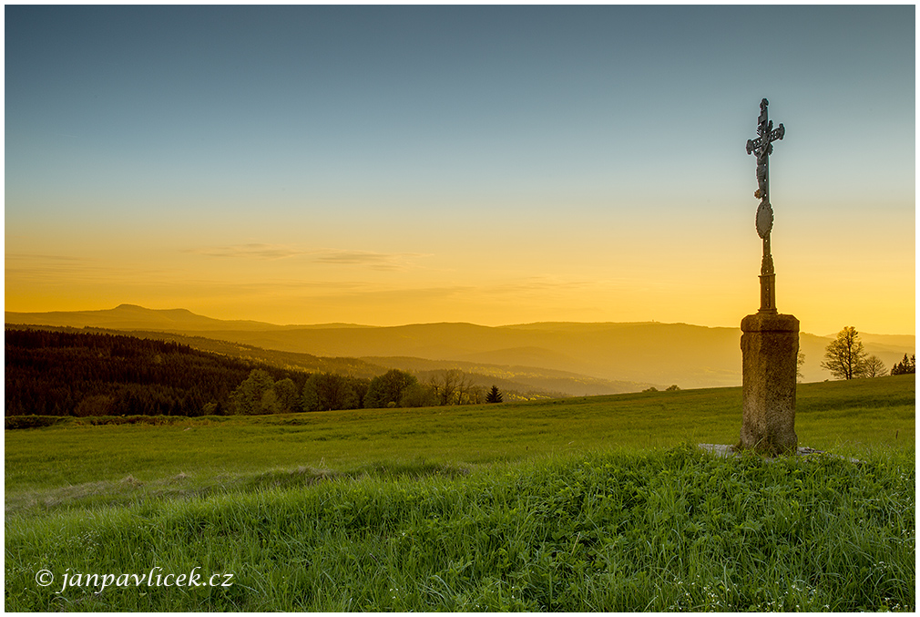 Boží muka na Zhůří, vlevo na horizontu Velký Roklan (1453 m), Malý Roklan (1399 m) 