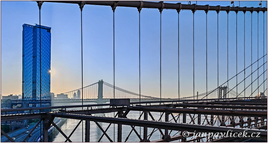 BROOKLYN BRIDGE- VÝCHOD SLUNCE NAD MANHATTAN  BRIDGE