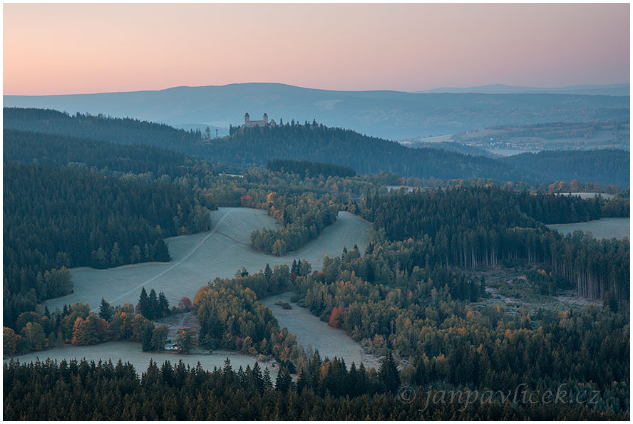 Hrad Kašperk, za nim Huťská hora (1187 m), známá  též  jako  Věžná  či  Zhůřská hora. 