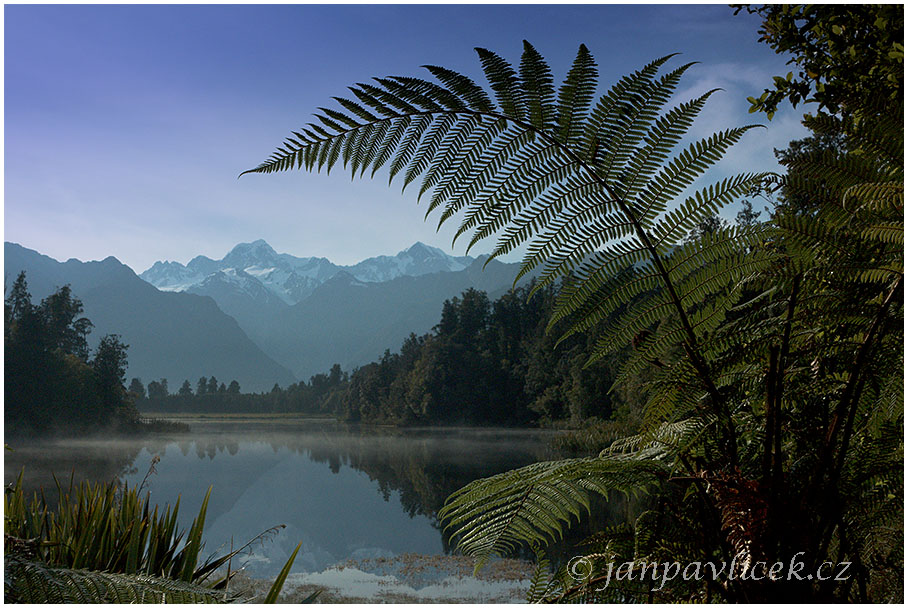 Jezero Matheson, na horizontu vpravo Aoraki/Mt.Cook (3 724m) a vlevo Rarakiroa/Mt.Tasman (3 497m)