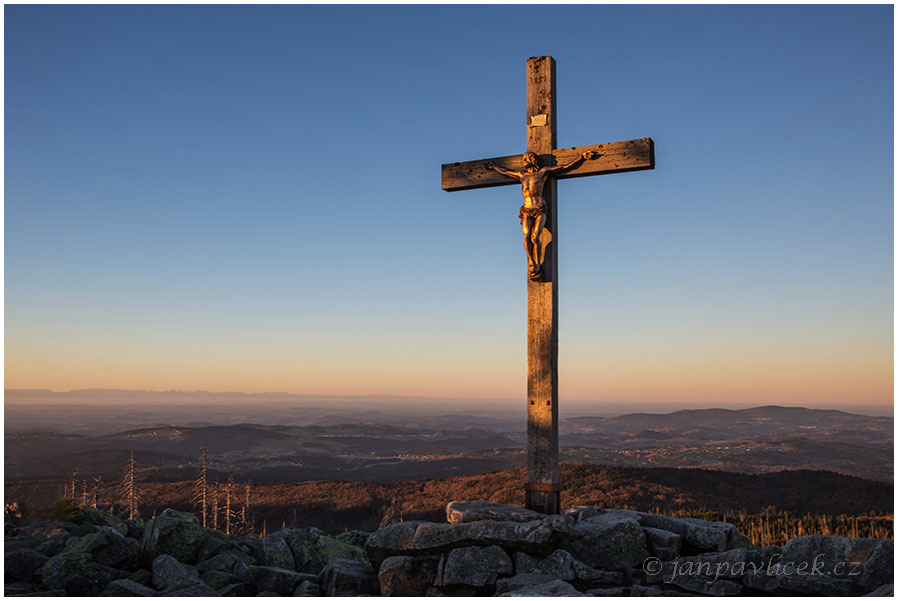 Luzný  (1373 m) , vrchol, na horizontu hřeben Alp