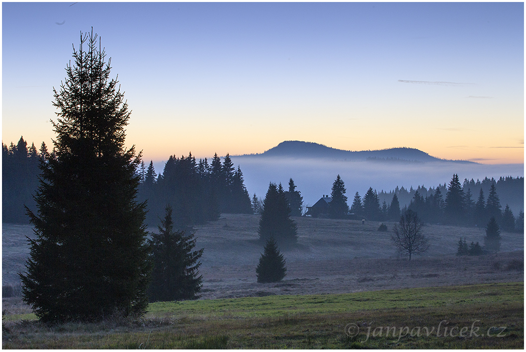 „Modrá hodinka“ - Filipova huť, Velký Roklan (1453 m), Malý Roklan (1399 m) po západu slunce, Šumava