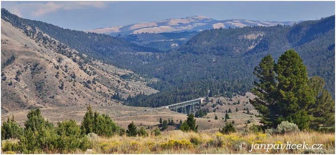 Most přes řeku  Gardiner ,  v pozadí údolí  Lamar