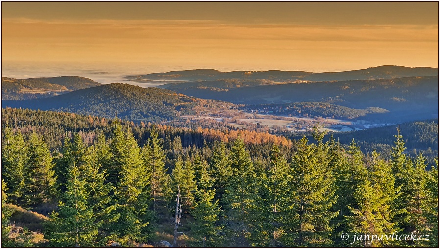 Oblík (1225 m) - pohled na Srní, na horizontu hrad Kašperk...