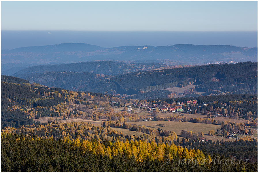 Oblík (1225 m) - pohled na Srní, na horizontu hrad Kašperk, vlevo od něj Sedlo (902 m)