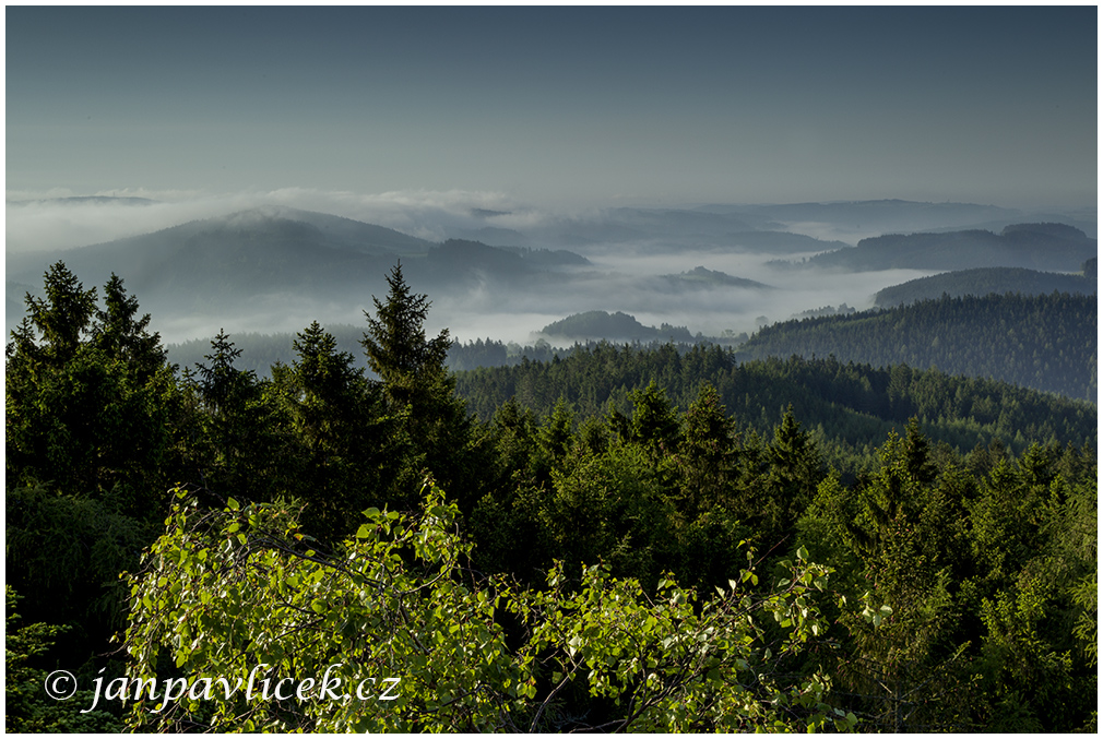 Prosička  (739m) , pohled do údolí Svratky, Žďárské vrchy