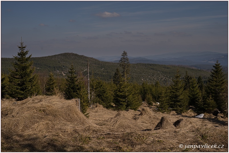 SIEBENSTEINKOPF (1263 m) od Černé hory, v pozadí česko-německé pomezí