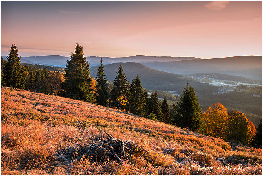 Svítání z Jezerního hřbetu, uprostřed Spálený (1013 m)