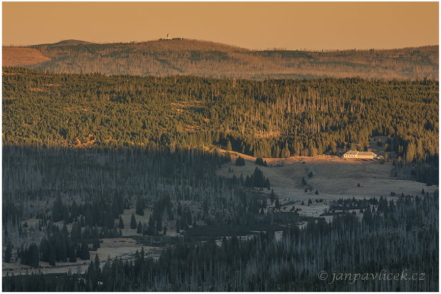 Údolí Luzenského potoka, hájovna Březník, na horizontu Poledník  (1315 m)  -  z Luzného (1373 m)