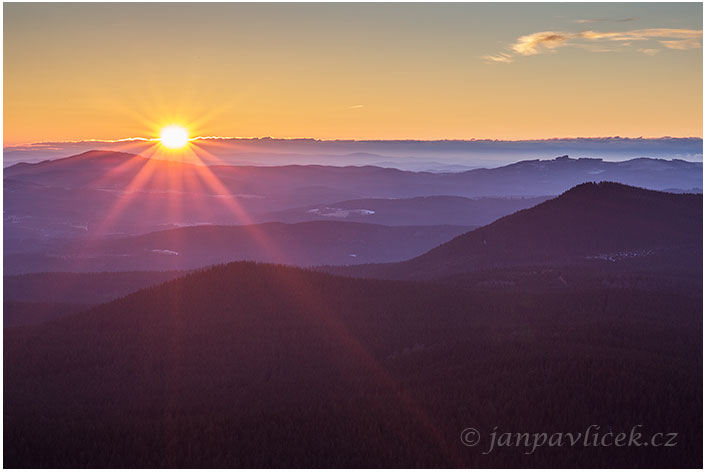 Východ slunce na Chlumem  (1191 m) , vpředu  Solovec   (1154 m)  a Bobík (1264 m) , Šumava