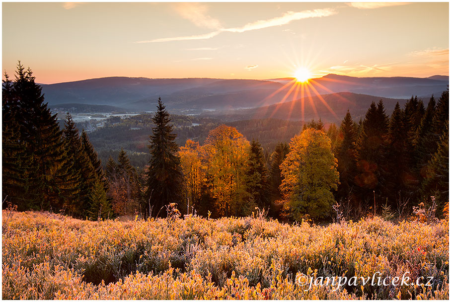 Z Jezerního hřbetu: východ nad Sokolem/Antiglem (1253 m), vpravo vrchol Boubína (1362 m)