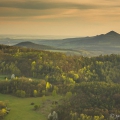 Krkavčí skála-J pohled-Hazmburk (418 m), Plešivec (510m)... | fotografie