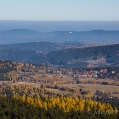 Oblík (1225 m) - pohled na Srní, na horizontu hrad Kašperk... | fotografie